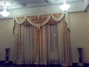 Шторы в гостиную ШГ002, дизайнерские с ламбрекеном, бежевые