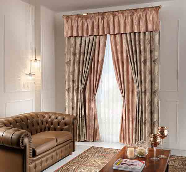 Декорирование гостиной: классические шторы + тюль