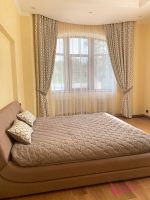 ШСП066 Шторы и текстиль в спальню. Классические шторы бежевого цвета, дополненные белым тюлем. Стеганое покрывало и декоративные подушки. ШСП066 Шторы и текстиль в спальню. Классические шторы бежевого цвета, дополненные белым тюлем. Стеганое покрывало и декоративные подушки.